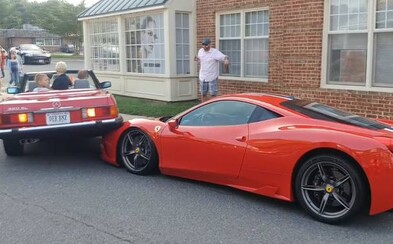 Žena svoj Mercedes zaparkovala rovno na prednú časť vzácneho Ferrari. Jeho majiteľ nemohol uveriť vlastným očiam Žena svoj Mercedes zaparkovala rovno na prednú časť vzácneho Ferrari. Jeho majiteľ nemohol uveriť vlastným očiam