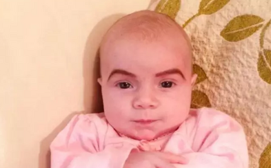 Žena své spící dceři namalovala obočí, chtěla ji prý naučit, že v budoucnu nesmí usínat na mejdanech. Šlo jen o fór Žena své spící dceři namalovala obočí, chtěla ji prý naučit, že v budoucnu nesmí usínat na mejdanech. Šlo jen o fór