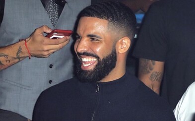 Žena údajne žaluje Drakea, že bola zasiahnutá do hlavy sklenenou fľašou od piva. Tvrdí, že má poranenia mozgu Žena údajne žaluje Drakea, že bola zasiahnutá do hlavy sklenenou fľašou od piva. Tvrdí, že má poranenia mozgu