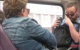 Žena v australském metru úmyslně kašlala přímo na muže, který seděl naproti ní