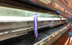 Ženu, ktorá nakašľala na potraviny za 30-tisíc eur, obvinili z teroristického vyhrážania sa