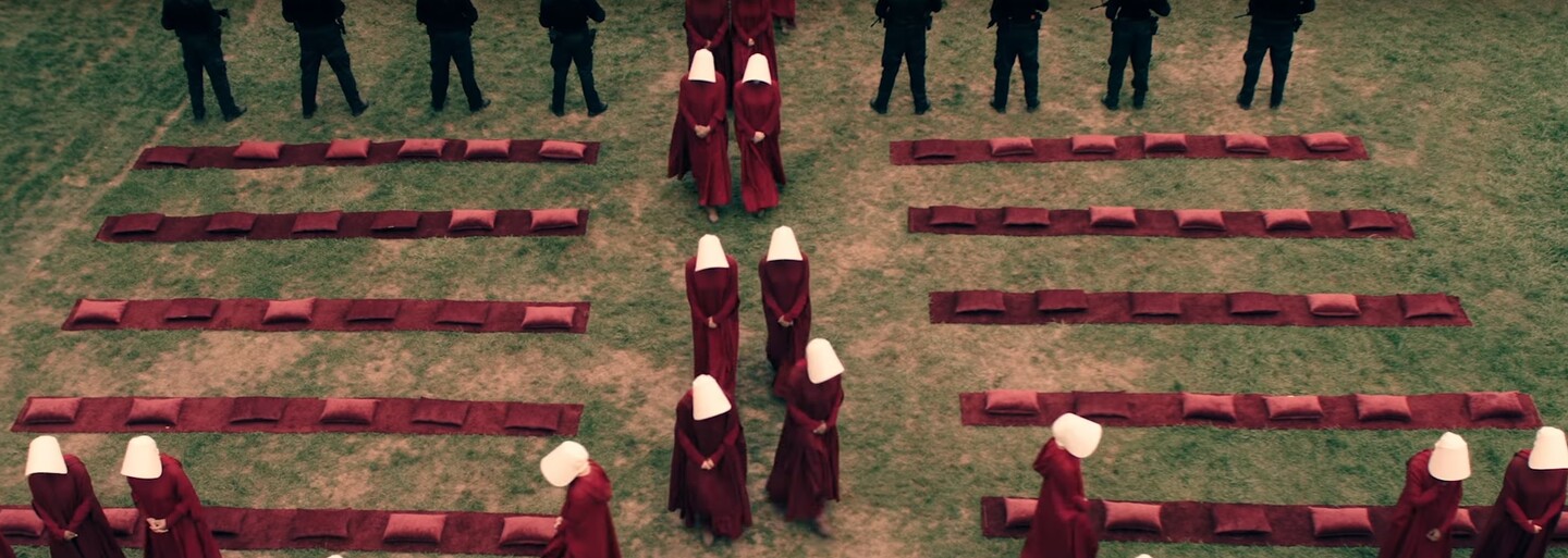 Ženy degradované na rodenie detí bojujú o prežitie v totalitnom štáte. Nový trailer sci-fi seriálu The Handmaid's Tale láka na herecky silný a vizuálne podmanivý zážitok