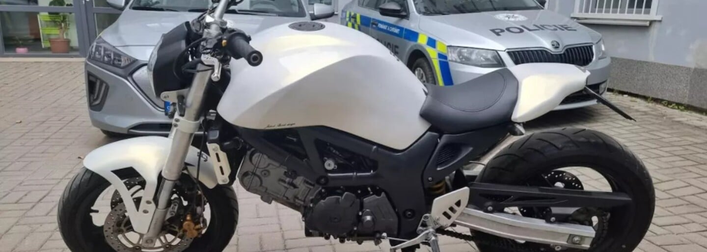 Ženy nafingovaly loupež na benzince v Praze, jedna z nich si za ukradené peníze koupila motorku