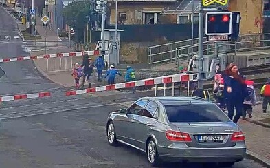 Ženy převáděly skupinu dětí přes železniční přejezd se spuštěnými závorami. Nyní je vyšetřuje policie Ženy převáděly skupinu dětí přes železniční přejezd se spuštěnými závorami. Nyní je vyšetřuje policie