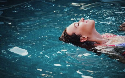 Ženy v Berlíně budou moci do bazénů bez horního dílu plavek