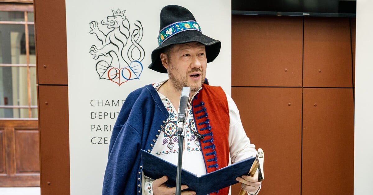 FOTO: Poslanci a poslankyně vyrazili do práce v krojích. Oblékli se do něj Klempíř i Okamura