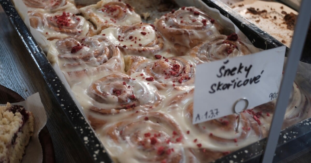 Kam na nejlepší skořicové šneky v Praze? Našli jsme poklad za pár korun i rolku opředenou legendami