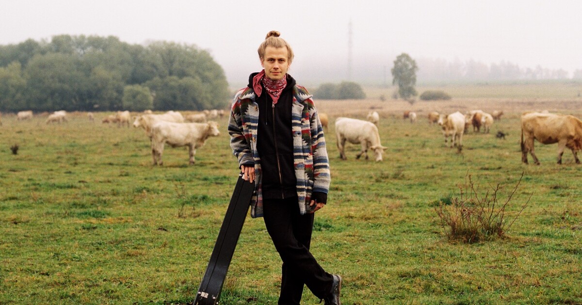 PREMIÉRA: Baskytarista Bert & Friends přichází se sólo projektem. Planeta Pluto je snové post-country