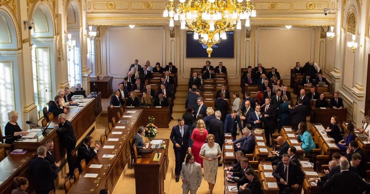Ustavující schůze Poslanecké sněmovny je u konce. Tři poslanci se vzdali mandátu