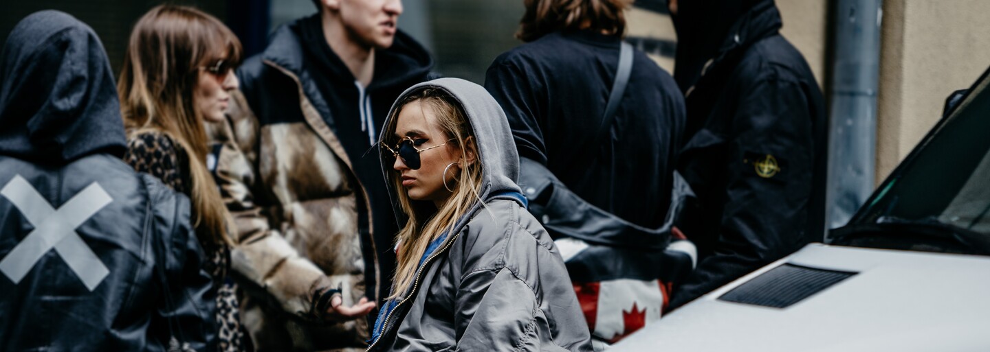 Zhlédni a posuď prostřednictvím našeho fotoreportu oděvy, v nichž vyrazili na pražský Fashion Week módní nadšenci