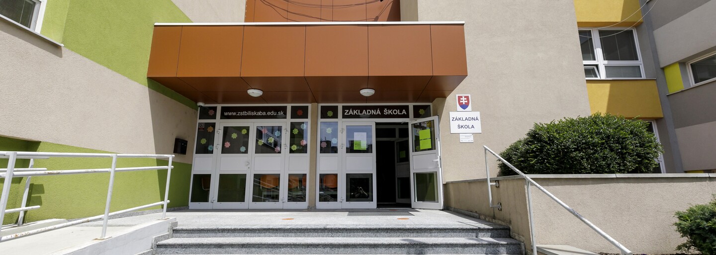 Žiaci dnes idú prvýkrát do škôl po troch mesiacoch. Do lavíc sa vrátia približne dve tretiny detí