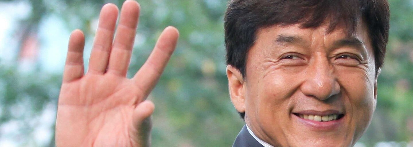 Žiadny iný herec nebol pri natáčaní bližšie k smrti toľkokrát ako on. Legenda akčných filmov Jackie Chan a jeho fascinujúci život