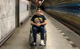Žil jsem měsíc na vozíčku. Řidiči MHD mi odmítli pomoct, spadl jsem do asociálního života, změnil se mi pohled na svět