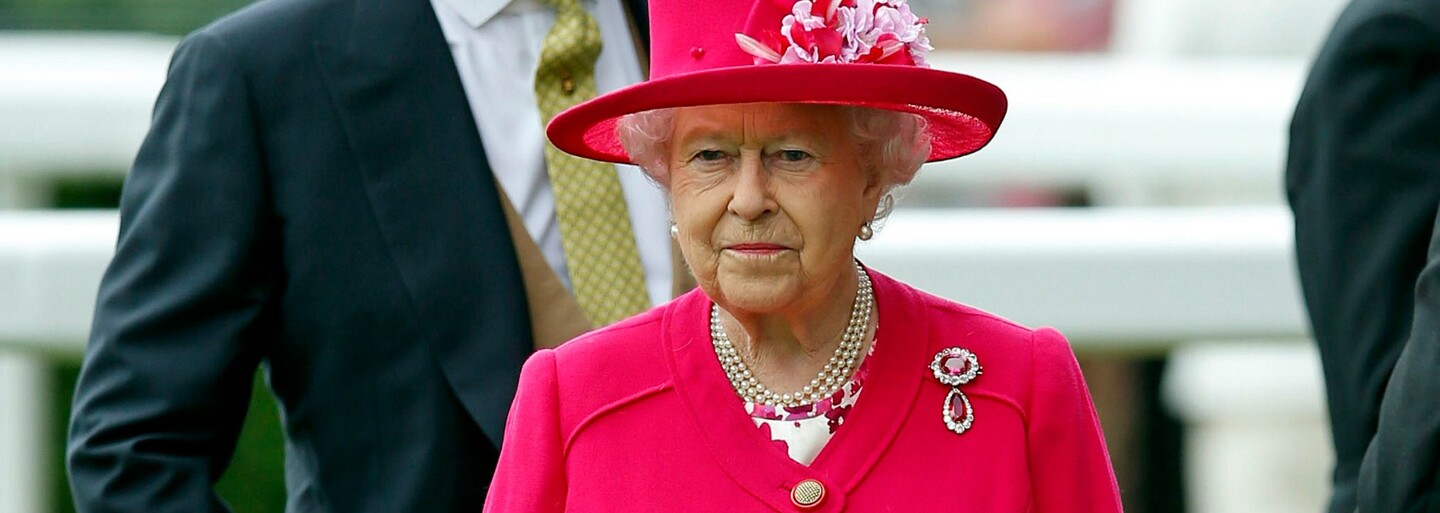 ŽIVĚ: Lidé pokládají květiny k Buckinghamskému paláci a Balmoralu k uctění památky Alžběty II.