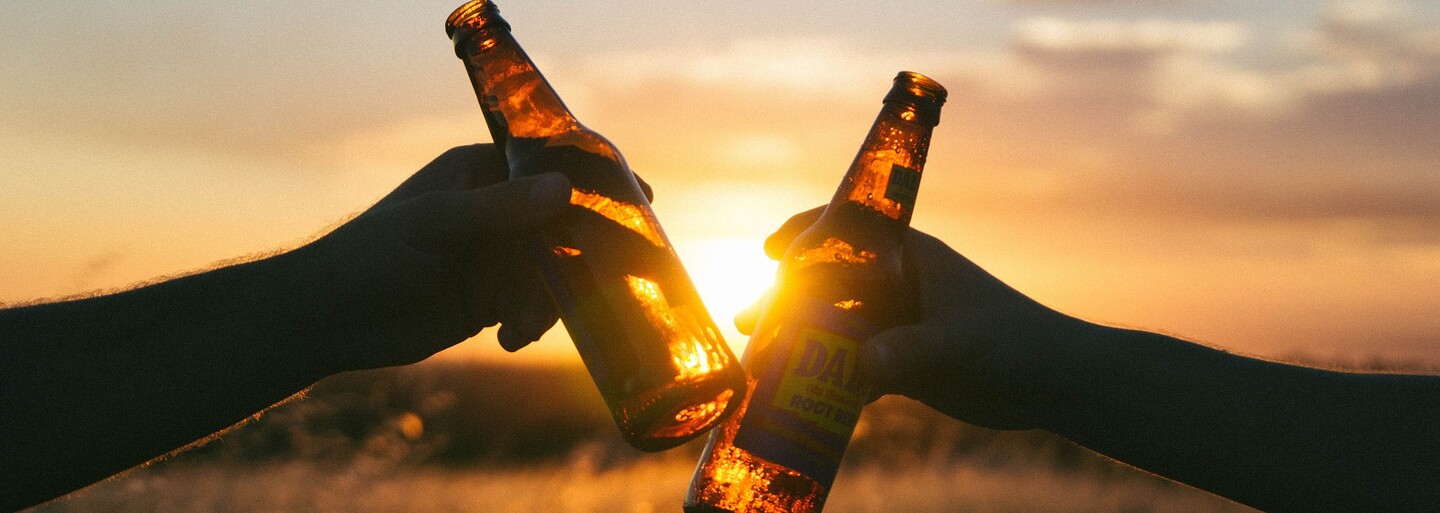 I jedna sklenka alkoholu denně zvyšuje zdravotní rizika, tvrdí nová studie
