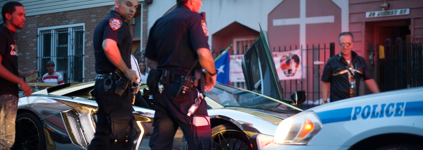 Zlaté Lambo, policajné hliadky a Brooklyn hore nohami v klipe Tekashi69, YOKAI
