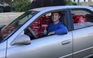 Zloděj mu z odemčeného auta ukradl tyčinku Kit-Kat, tak mu výrobce daroval tisíce kusů sladkého potěšení Zloděj mu z odemčeného auta ukradl tyčinku Kit-Kat, tak mu výrobce daroval tisíce kusů sladkého potěšení