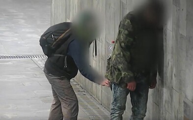 Zloděj okradl v Brně opilého muže, který podřimoval vestoje. Při činu jej zachytila kamera Zloděj okradl v Brně opilého muže, který podřimoval vestoje. Při činu jej zachytila kamera