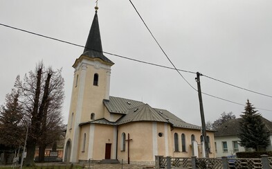 Zlodej ukradol z kostola vo Vranove 25 metrov hromozvodového drôtu a medený kotlík. Hrozí mu desaťročný trest Zlodej ukradol z kostola vo Vranove 25 metrov hromozvodového drôtu a medený kotlík. Hrozí mu desaťročný trest