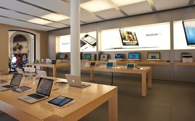 Zloději vstoupili do prodejny Apple oblečeni za zaměstnance. Ukradli zboží za 16 tisíc dolarů Zloději vstoupili do prodejny Apple oblečeni za zaměstnance. Ukradli zboží za 16 tisíc dolarů