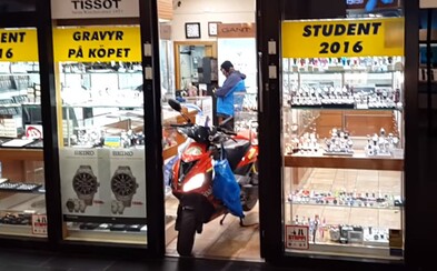 Zloději ze Švédska, kteří by vyhráli cenu za nejhloupější loupež v historii. Do centra vtrhli na skútru, ale to nebylo vše Zloději ze Švédska, kteří by vyhráli cenu za nejhloupější loupež v historii. Do centra vtrhli na skútru, ale to nebylo vše