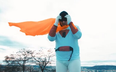 Zm*di jako já už nejsou, rapuje James Cole převlečený za superhrdinu v klipu na track Spaceghost z nového alba Zm*di jako já už nejsou, rapuje James Cole převlečený za superhrdinu v klipu na track Spaceghost z nového alba