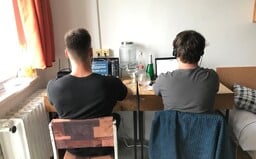 Zmätení prváci, žiadny nočný život a riziko intráku uväzneného v karanténe. Ako sa žije na Mlynoch v čase koronavírusu?