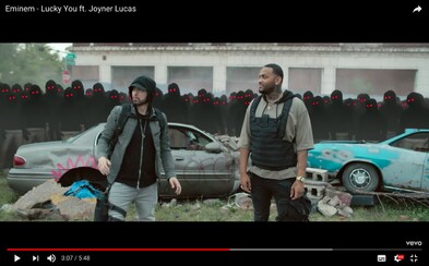 Zmätený Eminem zisťuje, že ho všetci dlhé roky kopírujú. Prerušil kvôli tomu videoklip, kde dissuje mumble raperov Zmätený Eminem zisťuje, že ho všetci dlhé roky kopírujú. Prerušil kvôli tomu videoklip, kde dissuje mumble raperov