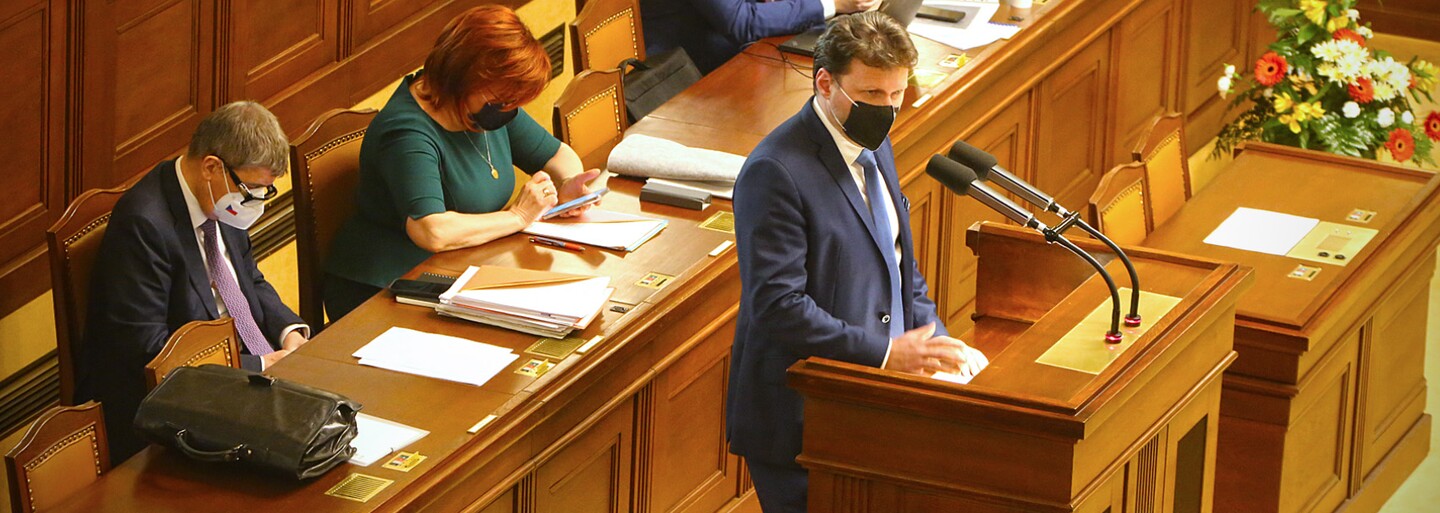 Zmrazení platů politiků pravděpodobně projde Sněmovnou. Žádná ze stran nechce návrh blokovat