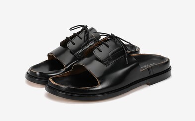 Tyto zmutované pantofle od Maison Margiela stojí 19 500 Kč Tyto zmutované pantofle od Maison Margiela stojí 19 500 Kč