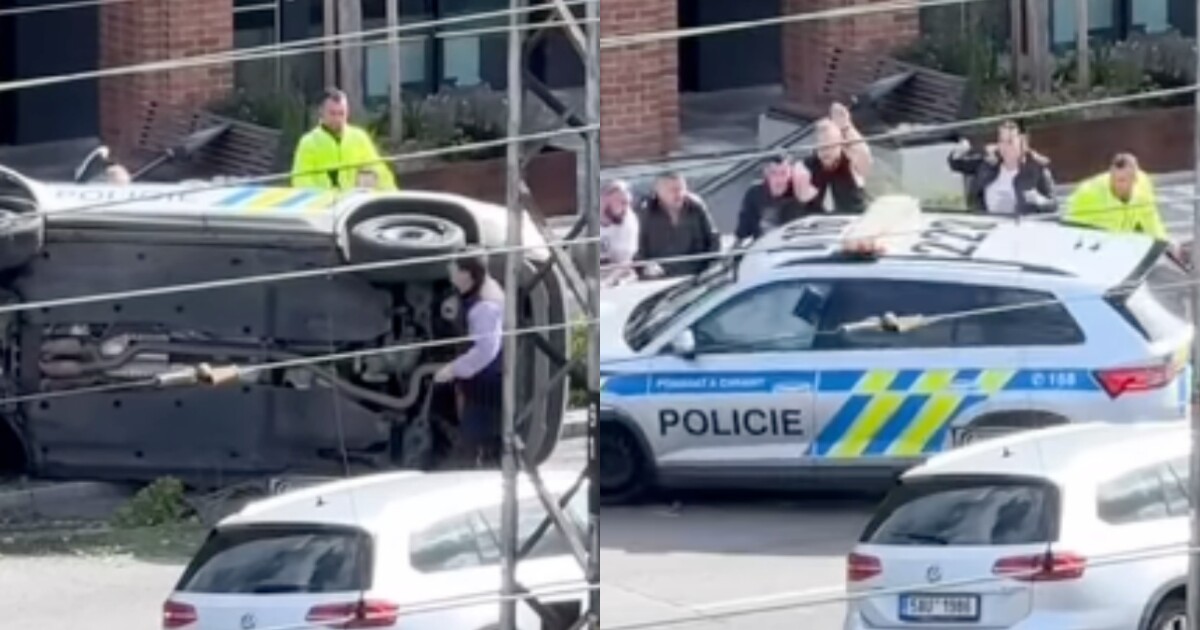 V Praze se převrátilo policejní auto. Záběry od Vladimira518 ukazují, jak ostatní přispěchali na pomoc