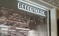 Značka Balenciaga vymazala všetky svoje príspevky na sociálnych sieťach. Čo tým sleduje?