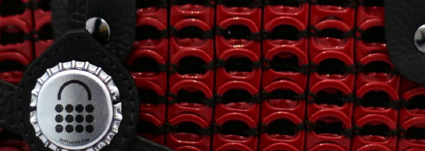 Značka luxusných kabeliek recykluje všetko, čo sa dá. Vyrába ich z plechoviek, obchod si vytlačila na 3D tlačiarni z recyklovaných plastov