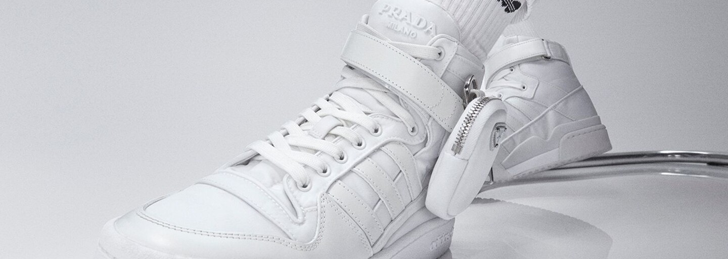 Značky Adidas a Prada predstavili minimalistické tenisky v bielej a čiernej farbe. Doplnili ich o vrecko s logom módneho domu
