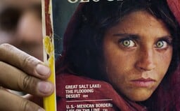 Známou afghánskou dívku z obálky National Geographic evakuovali do Itálie. Utekla před Tálibánem
