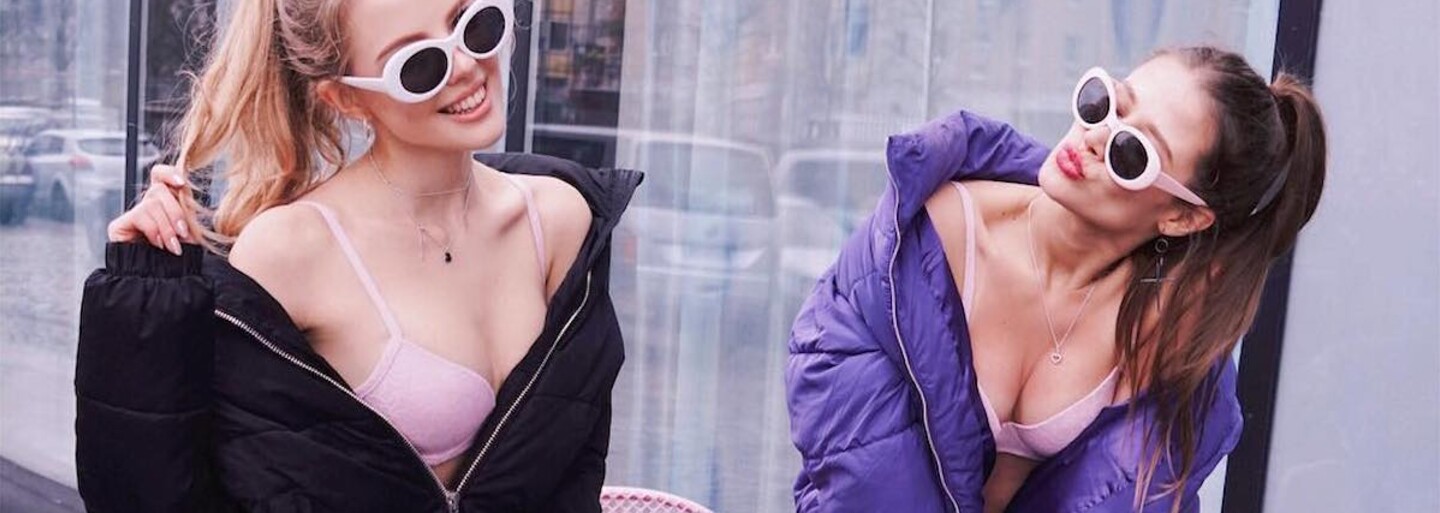 Známé instagramové blogerky představily novou kolekci sexy podprsenek přímo v ulicích velkoměsta