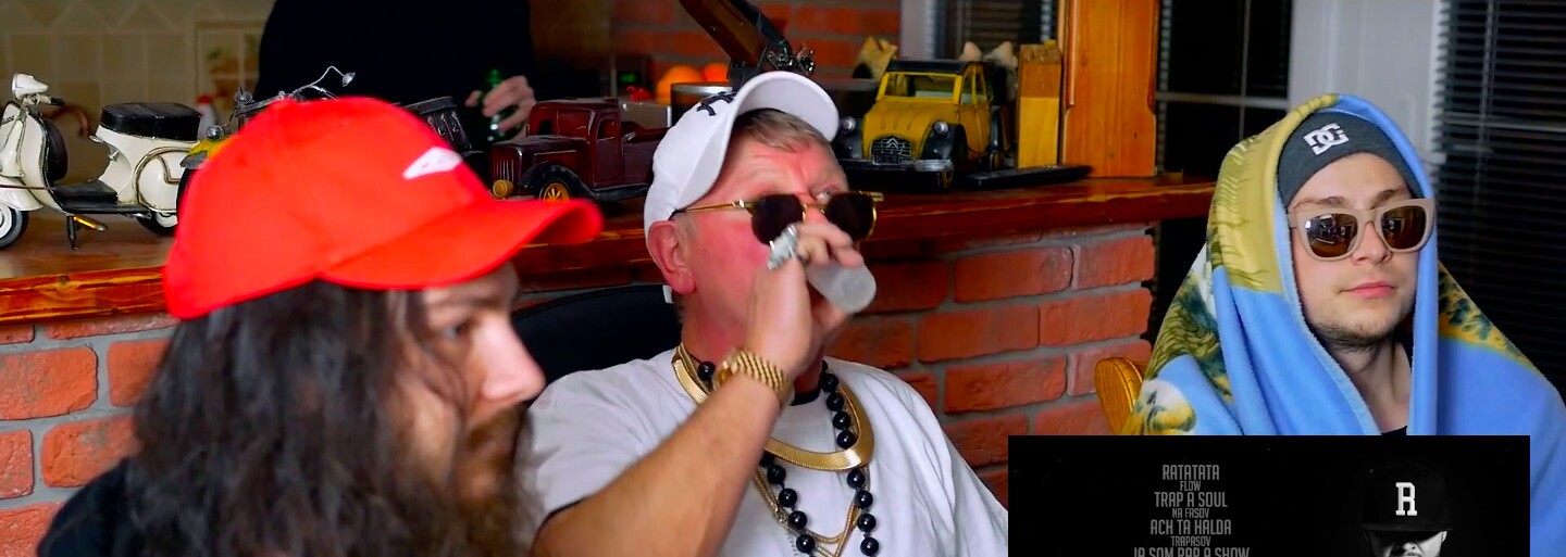 Známy starší pán v Saprým je späť a pri demižóne domácej hodnotí skladby z Rytmusovho Krstného otca