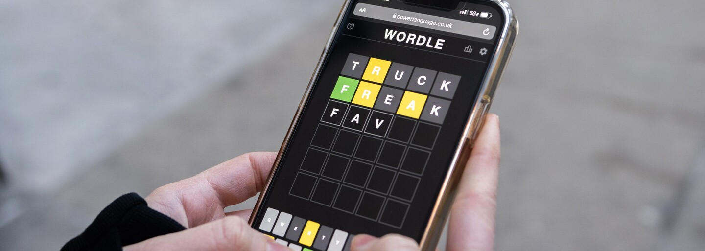 Znáš Wordle? Virální hru, v níž se snažíš uhádnout slovo dne, hrají i světové hvězdy