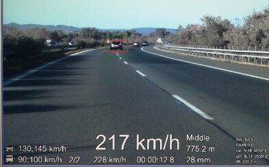 Zo slovenskej diaľnice sa stala pretekárska dráha. Policajti počas jednej služby namerali trom vodičom viac ako 190 km/h Zo slovenskej diaľnice sa stala pretekárska dráha. Policajti počas jednej služby namerali trom vodičom viac ako 190 km/h