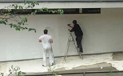 Žobral peniaze od maliarov, tak mu rovno ponúkli prácu. Bezdomovca nezaskočili, chopil sa štetca a slušne si privyrobil Žobral peniaze od maliarov, tak mu rovno ponúkli prácu. Bezdomovca nezaskočili, chopil sa štetca a slušne si privyrobil