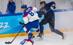 ZOH 2022 V PEKINGU: Slovensko prehralo v úvodnom zápase proti Fínsku. Dva góly strelil 17-ročný Juraj Slafkovský