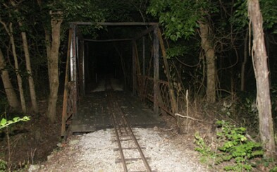 Zombie Road: Všetko sa začalo mŕtvymi a zmrzačenými robotníkmi, na povesti nepridal ani psychiatrický pacient, ktorý utiekol z liečebne Zombie Road: Všetko sa začalo mŕtvymi a zmrzačenými robotníkmi, na povesti nepridal ani psychiatrický pacient, ktorý utiekol z liečebne