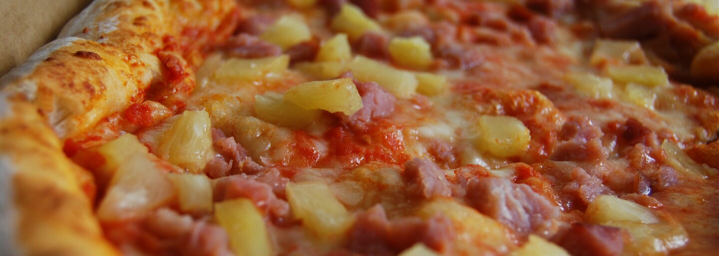 Zemřel kuchař, který vymyslel ananasovou pizzu. Sam Panopoulos zažil chválu i kritiku, ale na svůj výtvor byl vždy hrdý