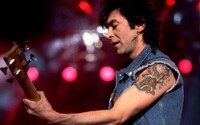 Zomrel zakladajúci člen legendárnej rockovej kapely Bon Jovi, basgitarista Alec John Such