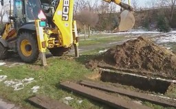 Zosnulých v Seredi pochovávajú tak, že ich zasypávajú bagrom