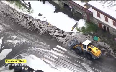 Sesuv půdy a sníh na Tour de France způsobily problémy, etapu museli předčasně ukončit Sesuv půdy a sníh na Tour de France způsobily problémy, etapu museli předčasně ukončit