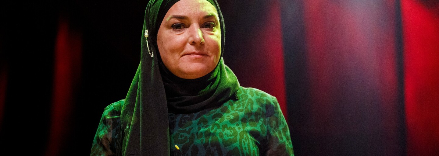 Zpěvačka Sinead O’Connor přišla na pohřeb syna v růžové teplákovce, do rakve dala cigarety. „Syn by si to přál,“ vysvětlila