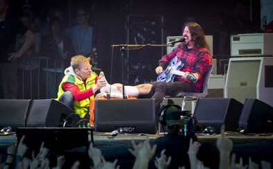 Zpěvák Foo Fighters si zlomil nohu během koncertu, do čtvrt hodiny se ale vrátil a celý ho dohrál Zpěvák Foo Fighters si zlomil nohu během koncertu, do čtvrt hodiny se ale vrátil a celý ho dohrál