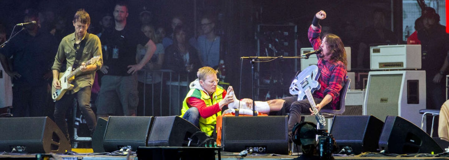 Zpěvák Foo Fighters si zlomil nohu během koncertu, do čtvrt hodiny se ale vrátil a celý ho dohrál