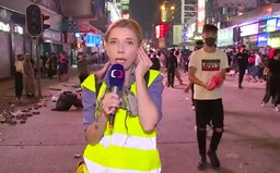 Zpravodajka ČT předčasně ukončila reportáž z Hongkongu. V živém přenosu musela utéct před gumovými projektily